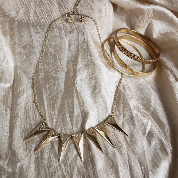 Matching necklace, earring, bracelet set - Picture 6 of 8